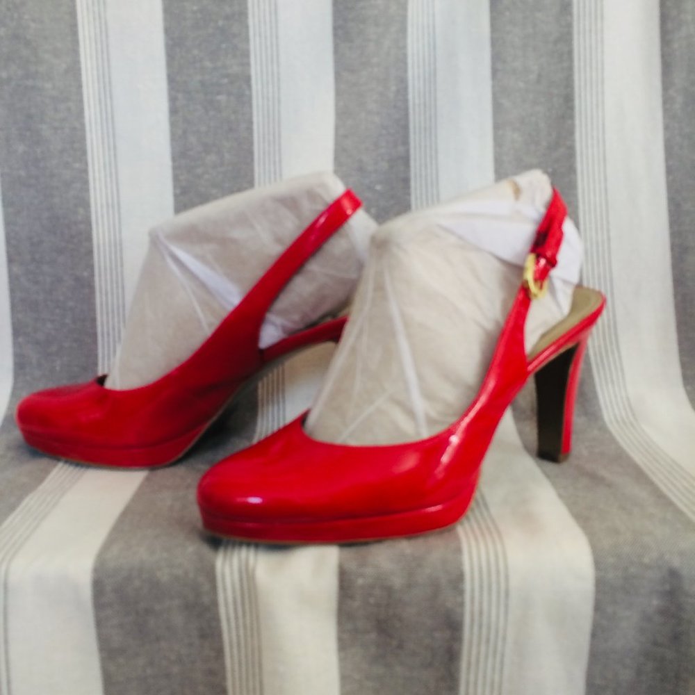 TAHARI RED HEELS- Christmas Party! No smoke/no pets